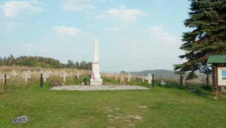 vista aérea del cementerio conmemorativo en la montaña javor, serbia, dedicado a los soldados muertos en la guerra contra el imperio otomano