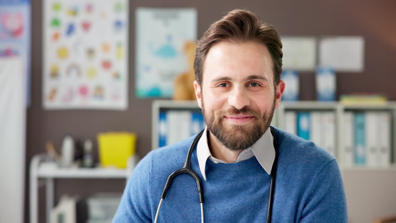 Ritratto di un dottore sorridente nel suo ufficio