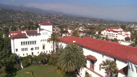 una vista de ángulo alto sobre santa barbara california 2