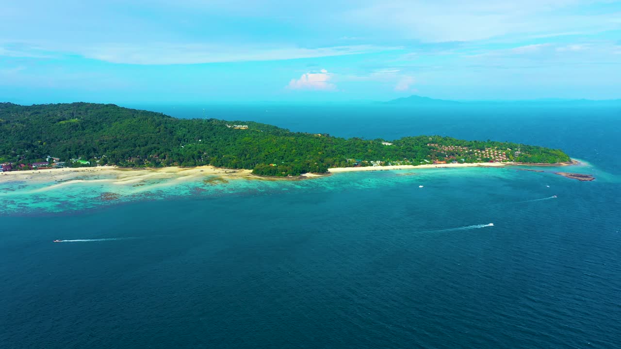 여름에는 푸켓 섬의 안다만 해와 함께 석양에 파란 청록색 바닷물, 산 언덕, 열대 녹색 숲 나무가 있는 마야 해변, 피피의 공중 전망, 태국 여행