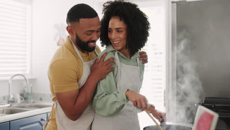 cocinar, comida y pareja joven en la cocina