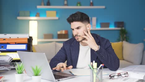 Trabajador-De-Oficina-En-Casa-Haciendo-Cálculos-En-Una-Computadora-Portátil.