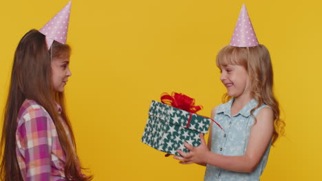 Niña-Pequeña-Feliz-Presentando-Una-Caja-De-Regalo-De-Cumpleaños,-Regalo-A-Una-Hermana,-Hermana,-Niña-O-Amiga