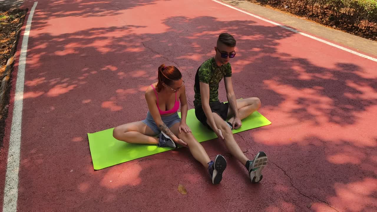 pareja estirándose al aire libre