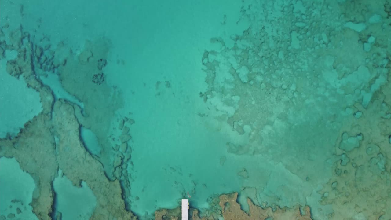 revelador disparo de drone de un trampolín