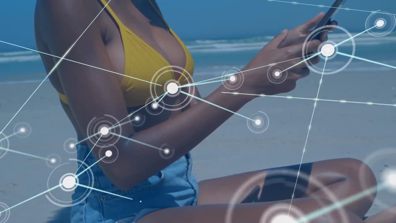 animación de la red de conexiones sobre la sección media de una mujer usando una tableta digital en un bech