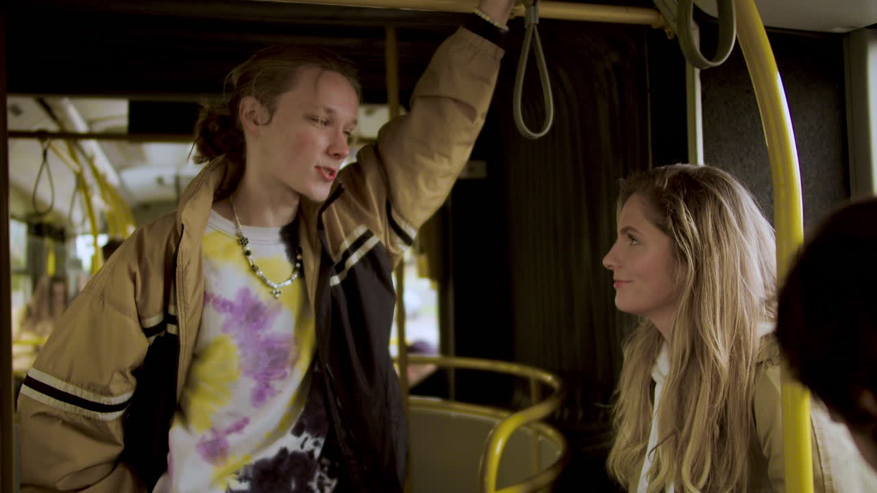 버스 안의 젊은이들