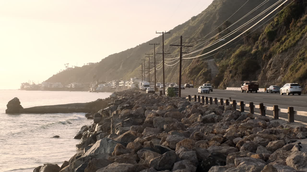 costa rocosa de la gran playa rocosa de malibu junto a una carretera de borde a la hora dorada