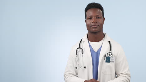 hombre negro feliz, doctor y señalando a la maqueta