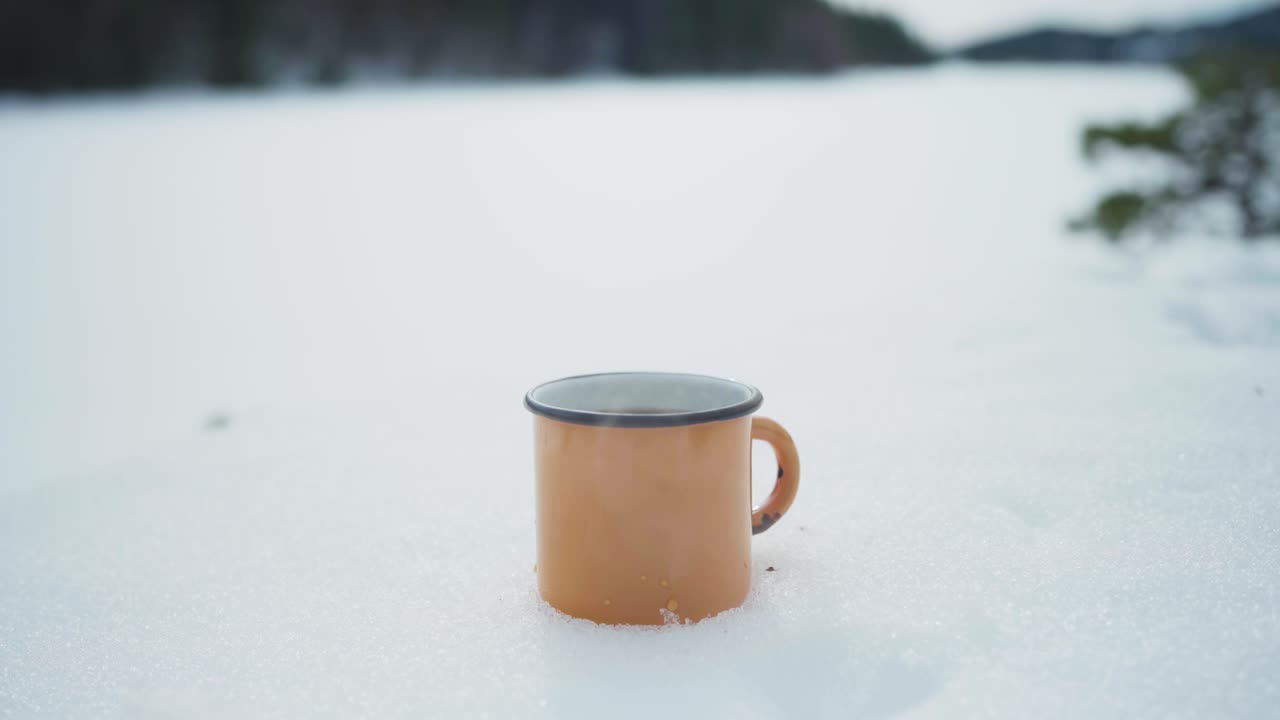café caliente en una taza vintage en el paisaje invernal de nieve