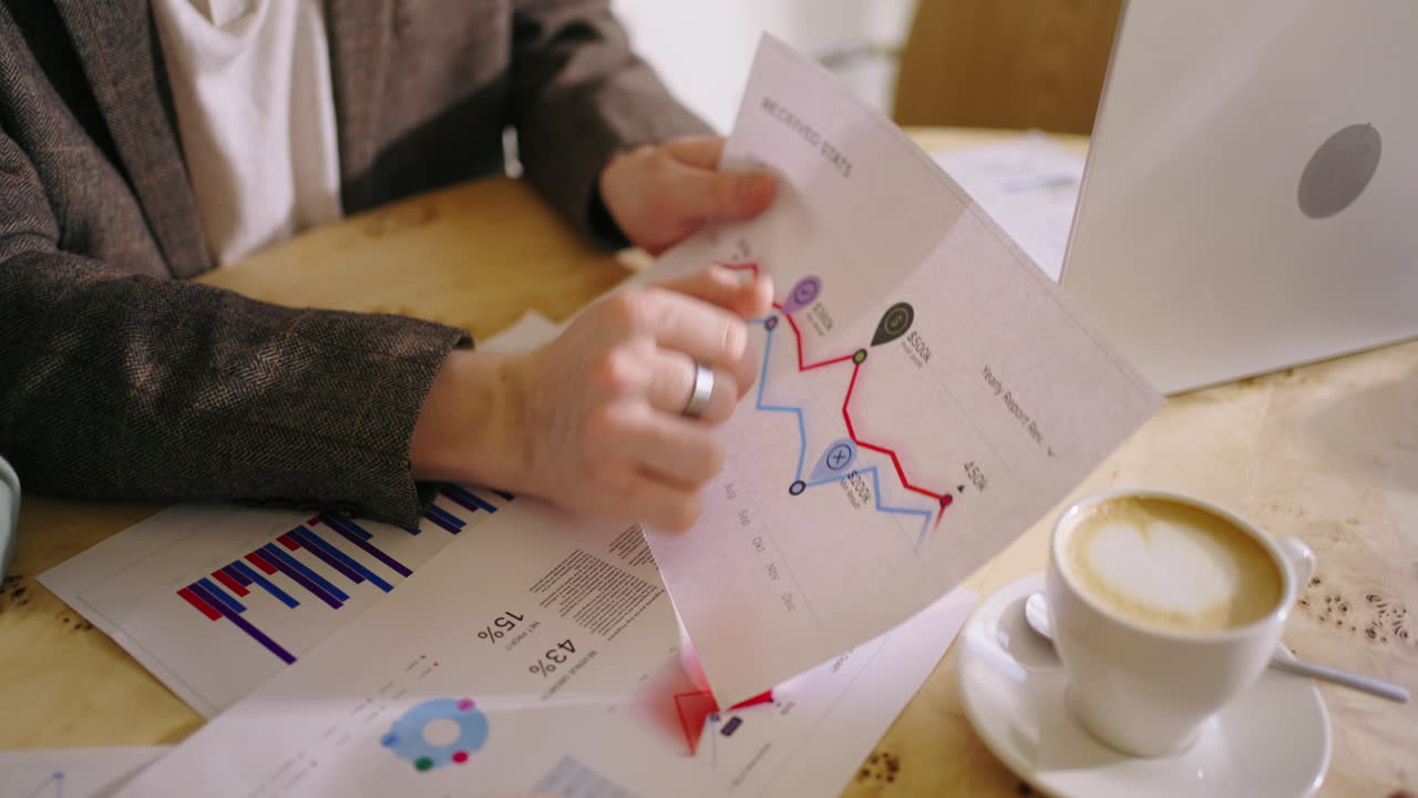 gente de negocios analizando datos y discutiendo gráficos