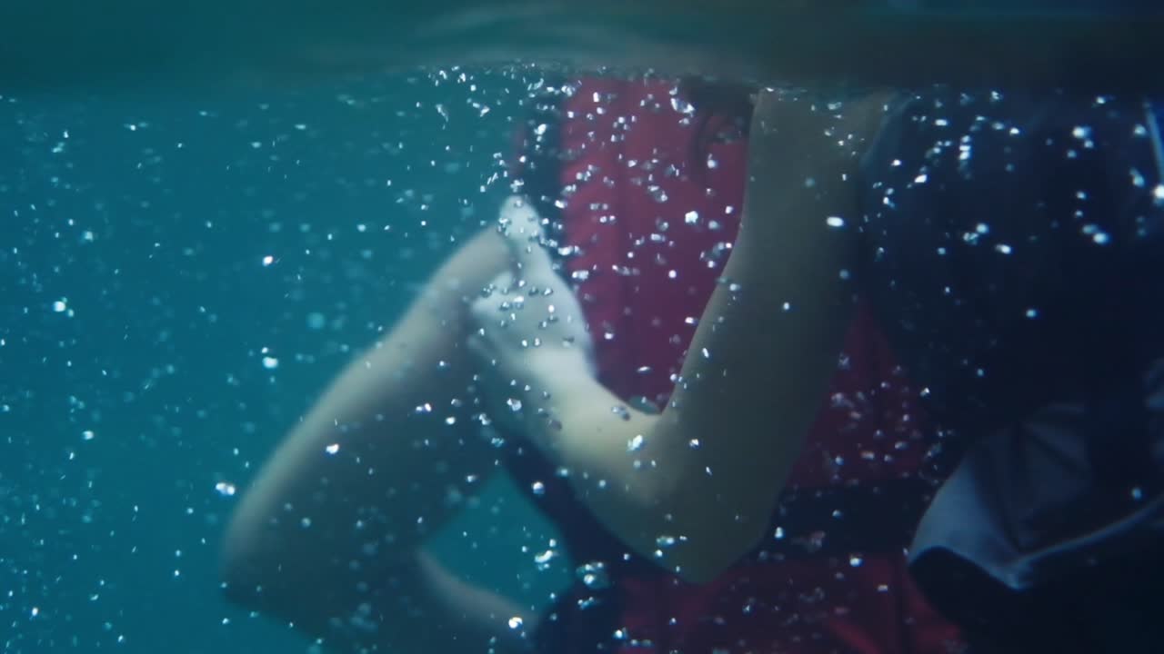 친구들의 수중 전망은 여름 방학 동안 야외 라이프스타일과 수상 스포츠를 즐깁니다.