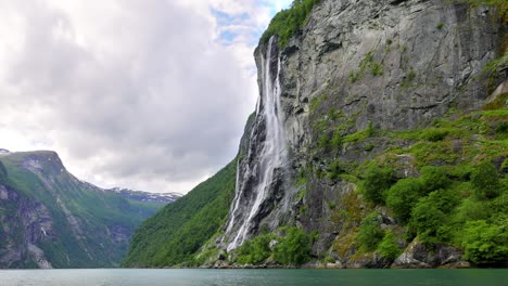 Fiordo-De-Geiranger,-Cascada-Siete-Hermanas.-Hermosa-Naturaleza-Paisaje-Natural-De-Noruega.