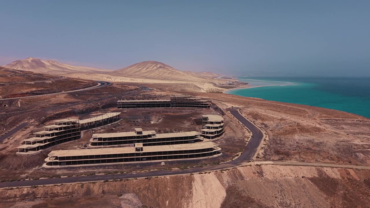 Vista aerea di un cantiere di hotel abbandonato sulla costa di Fuerteventura