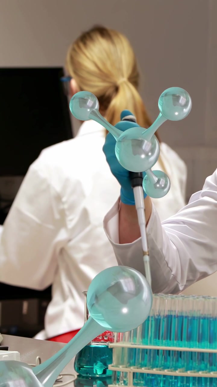 Vídeo vertical: Técnico pressionando o êmbolo, transferindo líquido para uma estante de tubos em laboratório, com modelos deslizando pela ponta