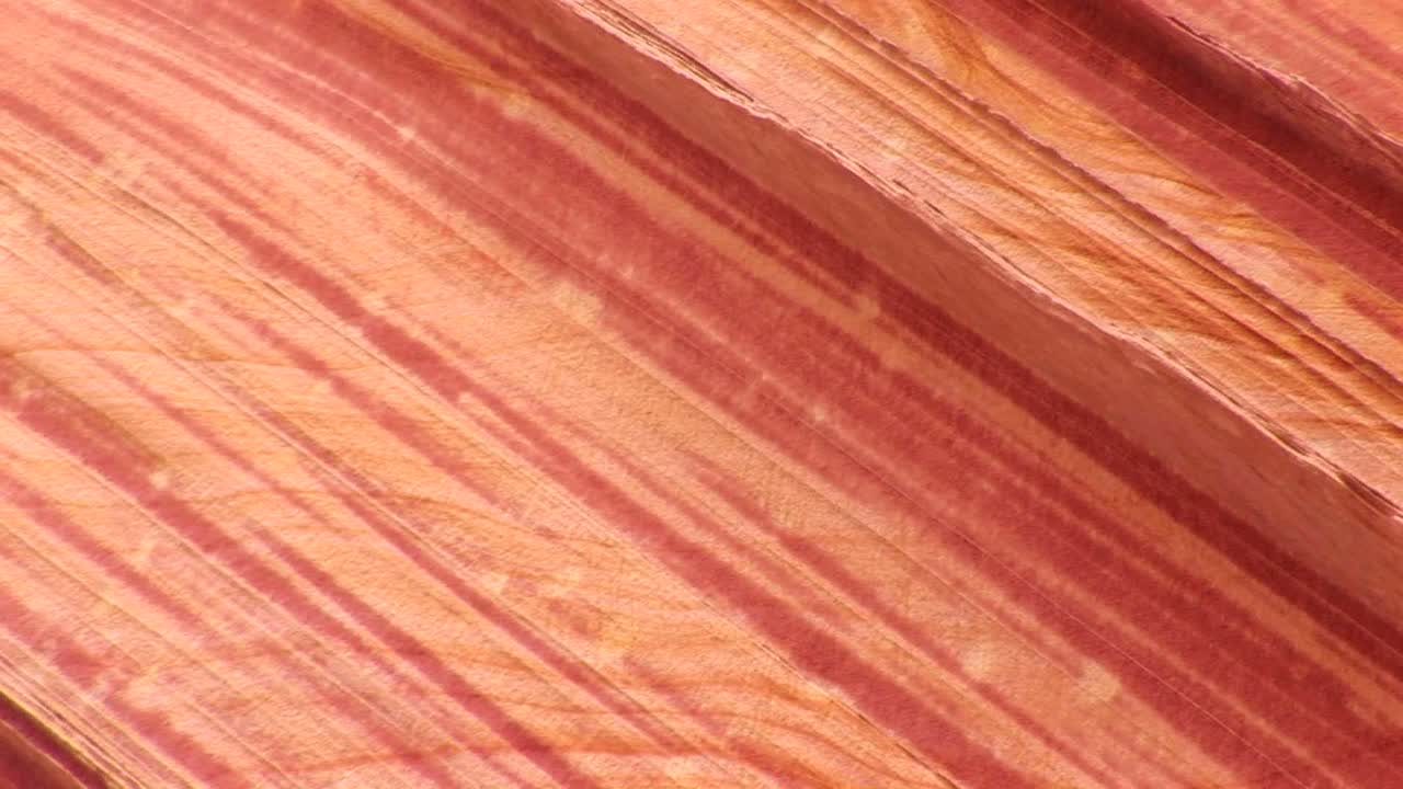 사막의 협곡 벽에 있는 주황색 사암 층을 가로지르는 팬라이트