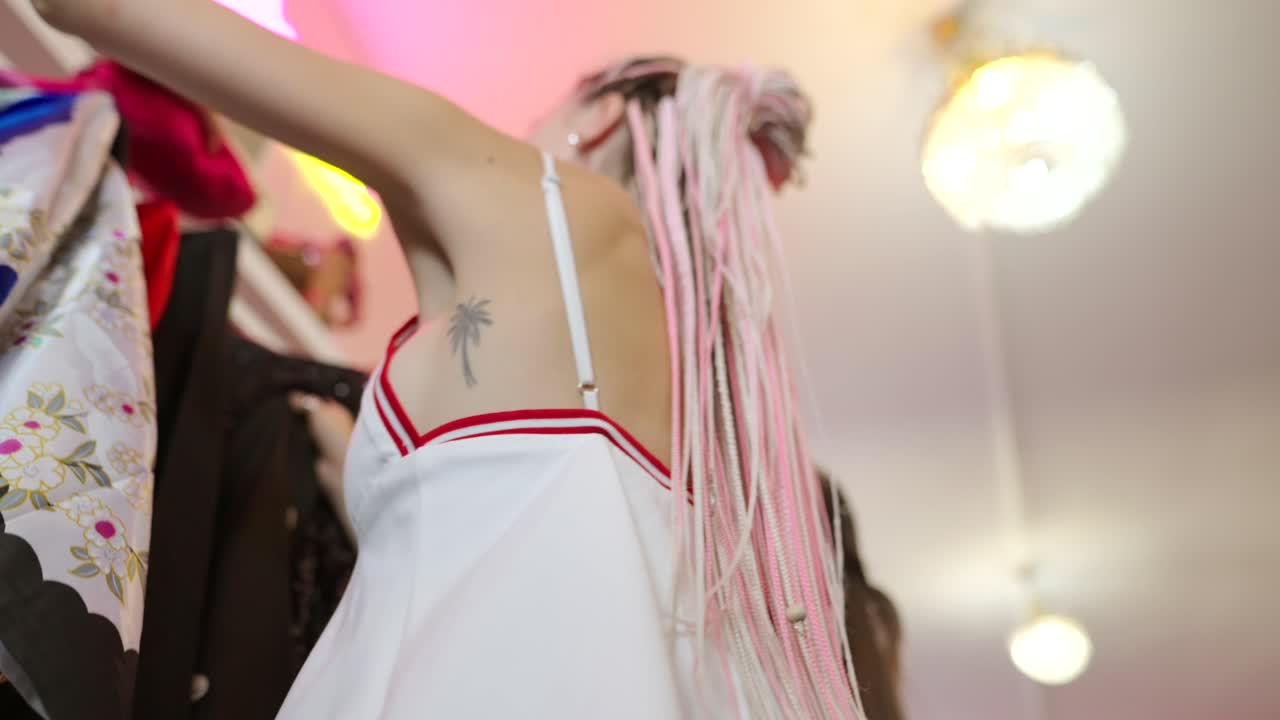 옷을 쇼핑하는 여자