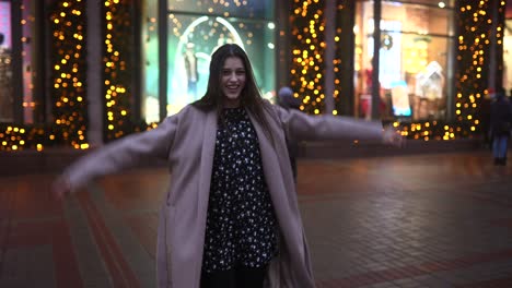 mujer feliz en la tienda de navidad