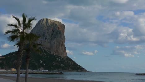 pina de ifac calpe espanha timelapse a face da rocha banhando-se na luz quente da noite pouco antes do pôr do sol