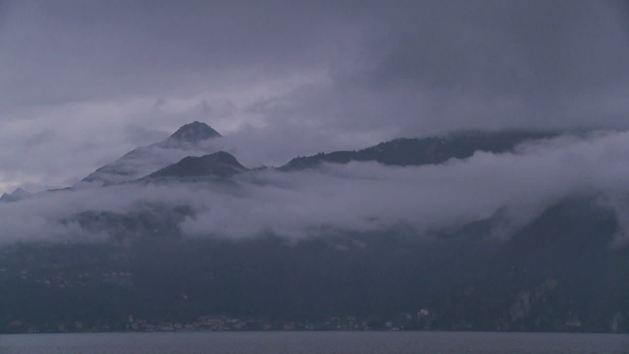 안개가 산 위로 굴러가는 시간 경과