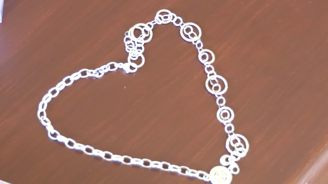 여자 지갑, 핸드백, 목걸이, 귀고리, 웨딩 액세서리의 클로즈업 샷