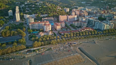 Vista-De-Calella-A-Primera-Hora-De-La-Mañana-Con-Los-Trabajos-Preparatorios-Del-Ironman-En-La-Playa