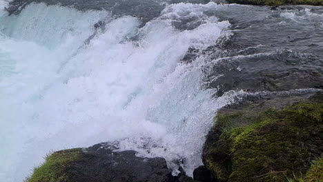 Rápidos-De-Ríos-Glaciales-En-Cámara-Lenta-Y-Una-Cascada,-Paisaje-De-Islandia