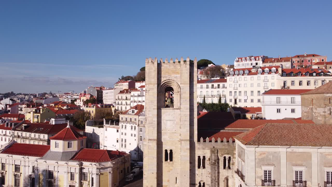 Avvicinamento ravvicinato alle campane della Cattedrale Sé Patriarcal Igreja de Santa Maria Maior ad Alfama, Lisbona, Portogallo, Europa, in una giornata invernale con cielo azzurro
