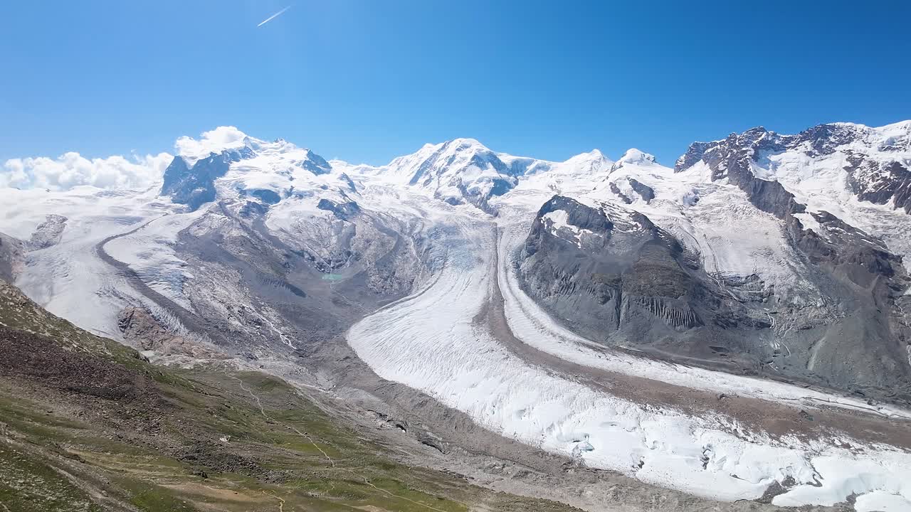 vista aérea de un hermoso glaciar en los alpes en suiza, europa, una vista desde el observatorio de gornergrat