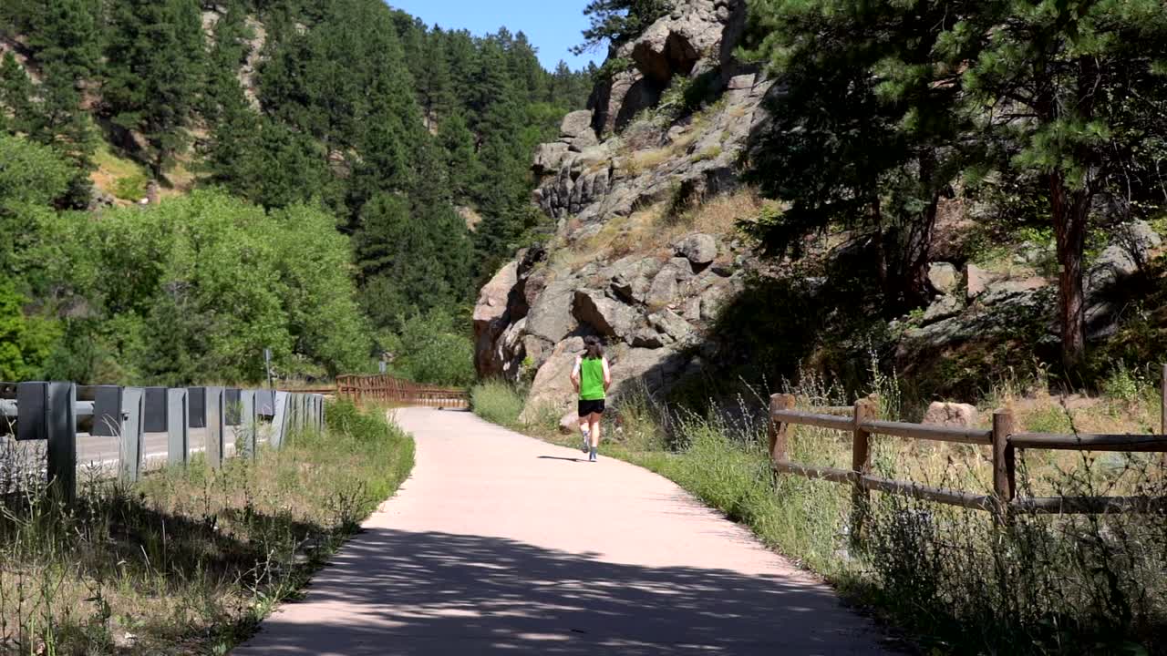 슬로우 모션으로 흔적을 달리는 남자