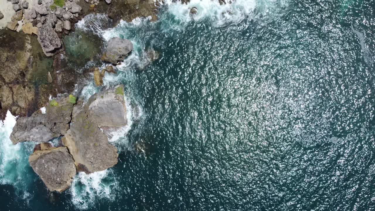 Video realizzato con drone che mostra le onde che si infrangono in modo spettacolare contro le rocce frastagliate vicino a Paxos, in Grecia. Ripresa dall'alto, la scena dinamica rivela il potente movimento dell'oceano e le coste frastagliate