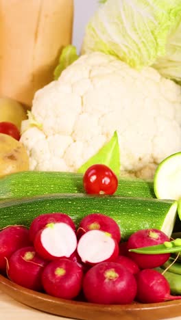 una vibrante exhibición de una variedad de verduras frescas