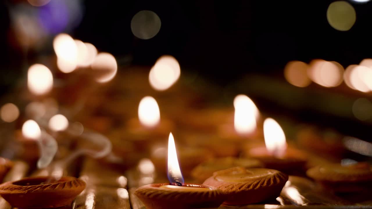 Time lapse di candele Lanna o candele in piccole tazze di terracotta accese per la celebrazione del festival Loi Krathong a Chiang Mai, Thailandia.