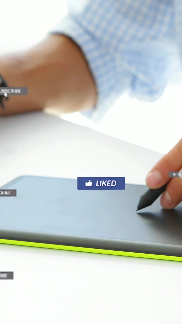 Video vertical: Creador tocando una tableta con lápiz óptico, generando insignias de 'me gusta', 'enviado' y 'suscrito' mientras prueba la interfaz de usuario (UI).