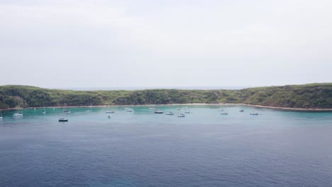 Schöne-Drohnenaufnahmen.-Boote-Neben-Der-Insel