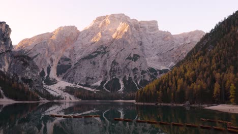 Vuelo-Aéreo-Sobre-El-Lago-Braies-En-Los-Hermosos-Dolomitas-Italianos