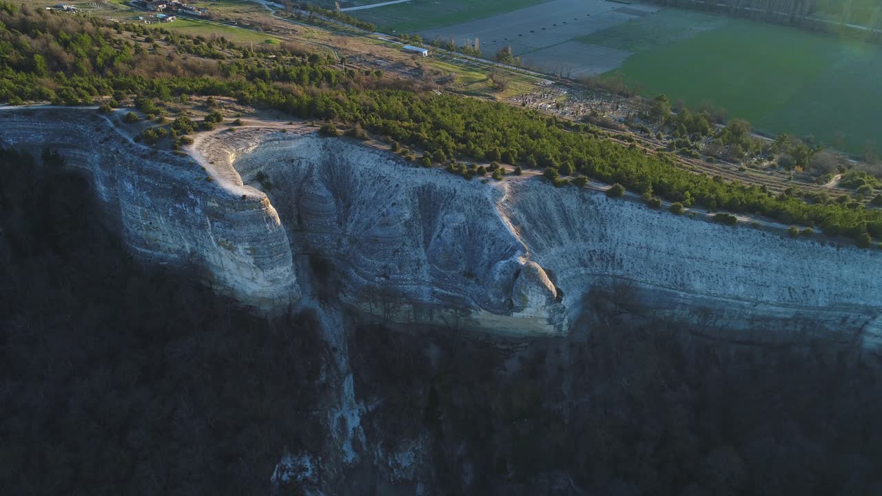 극적인 절벽 면과 주변 풍경의 공중 풍경