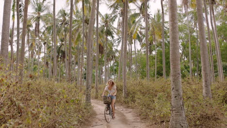 Frau-Fährt-Fahrrad-Und-Erkundet-Die-Tropische-Insel.-Mädchen-Auf-Dem-Fahrrad-Genießt-Den-Wunderschönen-Palmenwald-In-4k