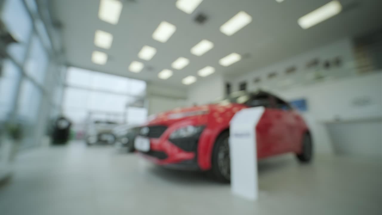 흐릿한 배경: 새로운 권위있는 자동차를위한 자동차 쇼; 쇼에 있는 새로운 자동차의 큰 종류