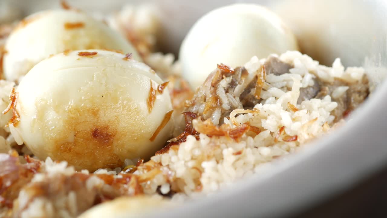 primer plano de un biryani con huevos