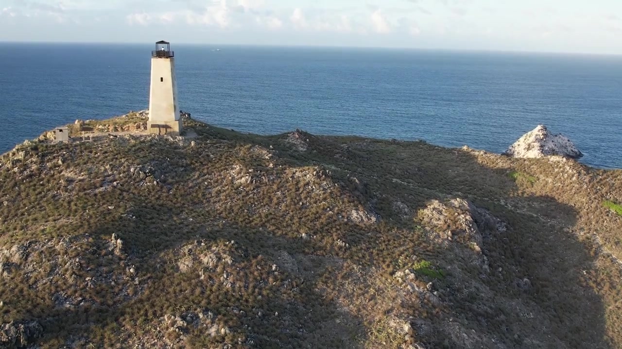 Vista aerea del faro di Los Roques con la serenità del paesaggio montano