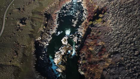 Vista-Aérea-Del-Pintoresco-Cañón-Del-Río-Snake,-Idaho,-EE.-UU.,-Que-Revela-Un-Disparo-De-Dron-Inclinado-Hacia-Arriba