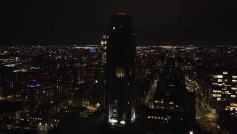 vista aérea alrededor de la iglesia junto al río, noche en nueva york, ee.uu. - órbita, disparo de drones