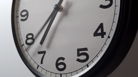 cara del reloj de 4 a 9 horas oclock en el lapso de tiempo