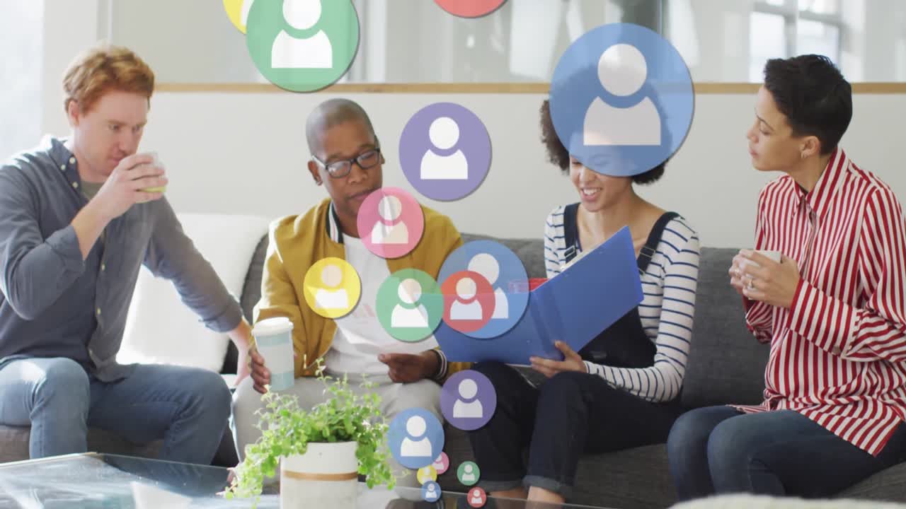animación de iconos de los medios sobre diversas personas de negocios en la oficina