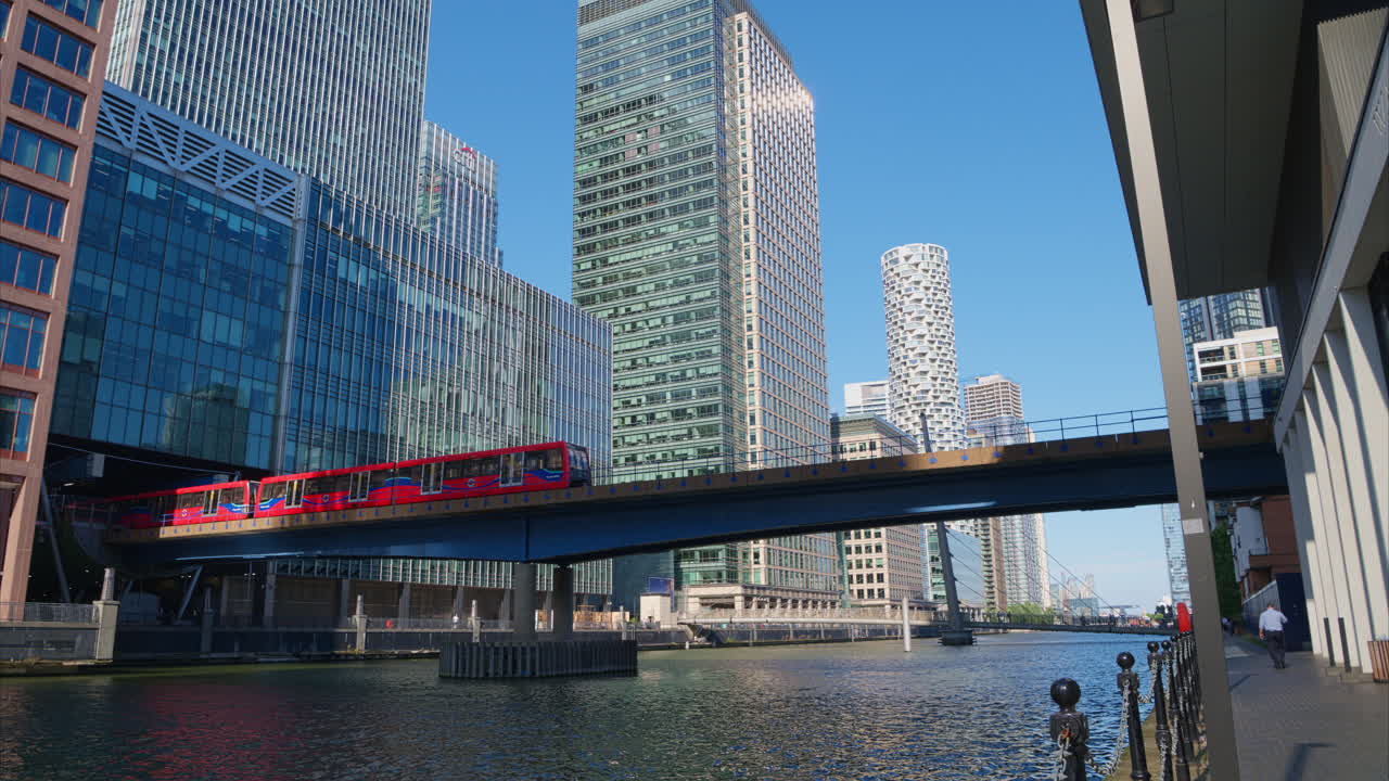 도클랜드 (docklands) 가운 철도 (light rail) 는 런던의 금융 및 비즈니스 구역에 있는 캐나리 워프 (canary wharf) 역으로 가는 다리를 가로지르는 열차입니다.