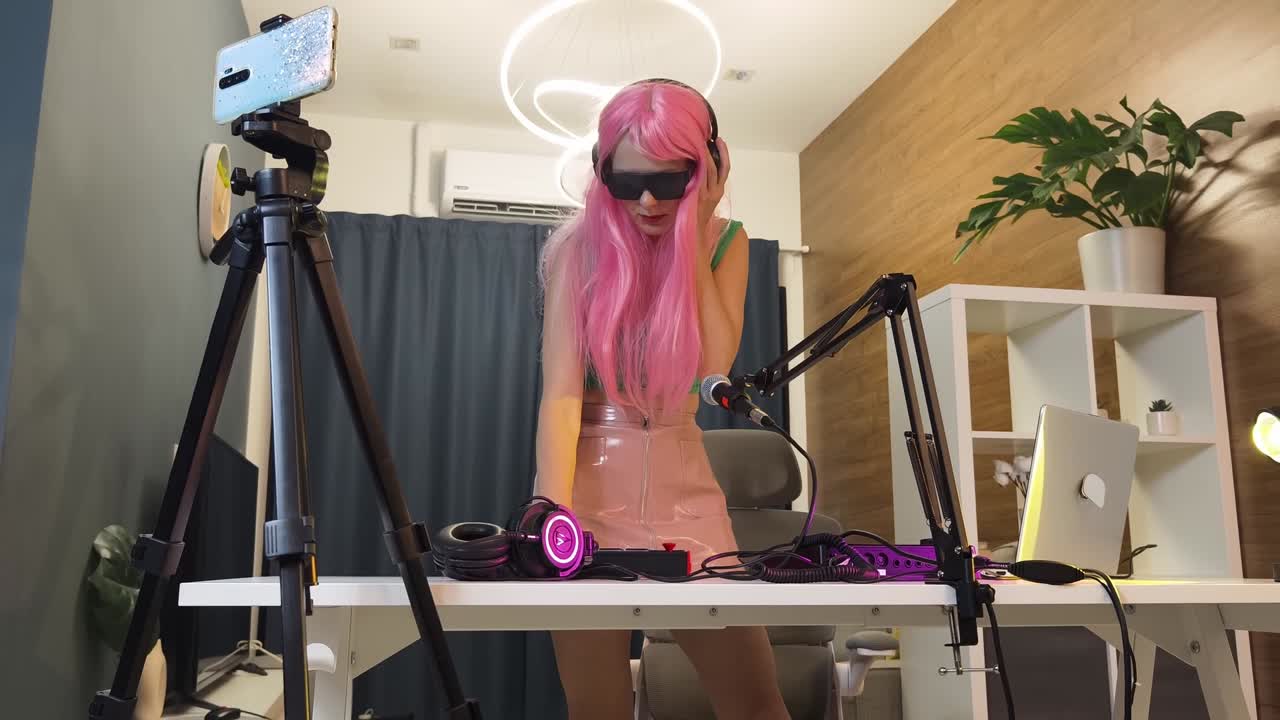 mujer transmitiendo en vivo en una computadora