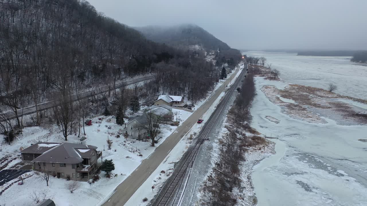 얼어붙은 강을 가로질러 겨울 열차 여행