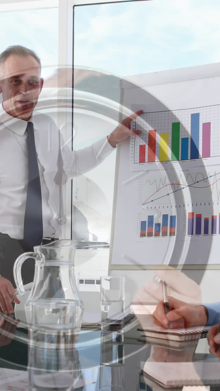 animación del reloj sobre diversas personas de negocios en la reunión