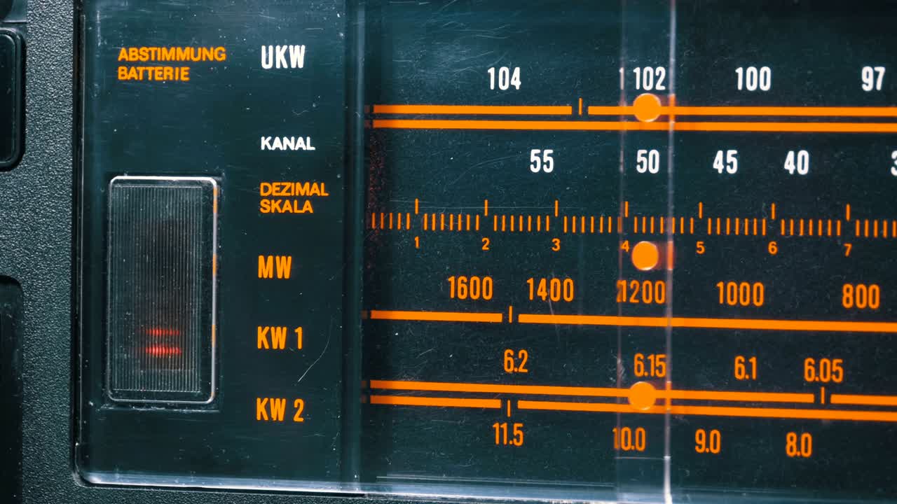 afinación de la frecuencia de marcado de radio analógica en la escala del receptor vintage